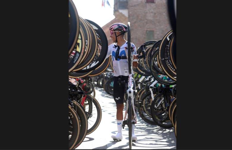 El ciclista colombiano Nairo Quintana en el pasillo hecho por sus rivales en el Giro de Emilia, última competencia del boyacense, que se retira del ciclismo profesional, tras 17 años de carrera. FOTO: Tomada de X @Movistar_Team
