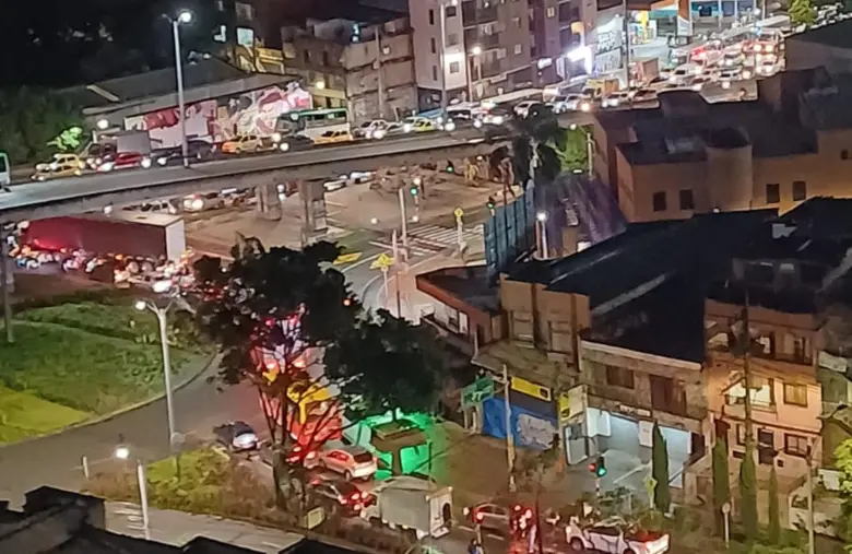 Decenas de personas se encuentran afectados por la alta congestión que hay en la vía a raíz del daño. FOTO: Cortesía
