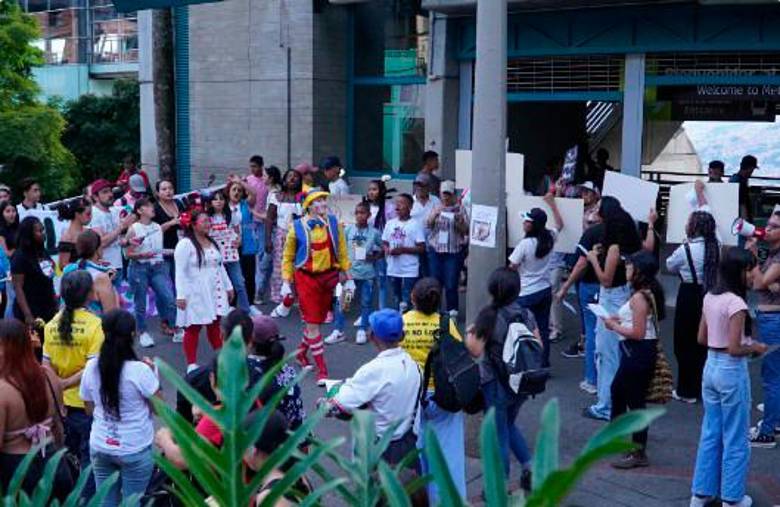 Este fue uno de los plantones que integrantes de organizaciones de varias comunas hicieron hace algunos meses en contra de la Escnna. FOTO Cortesía Corporación Con-Vivamos