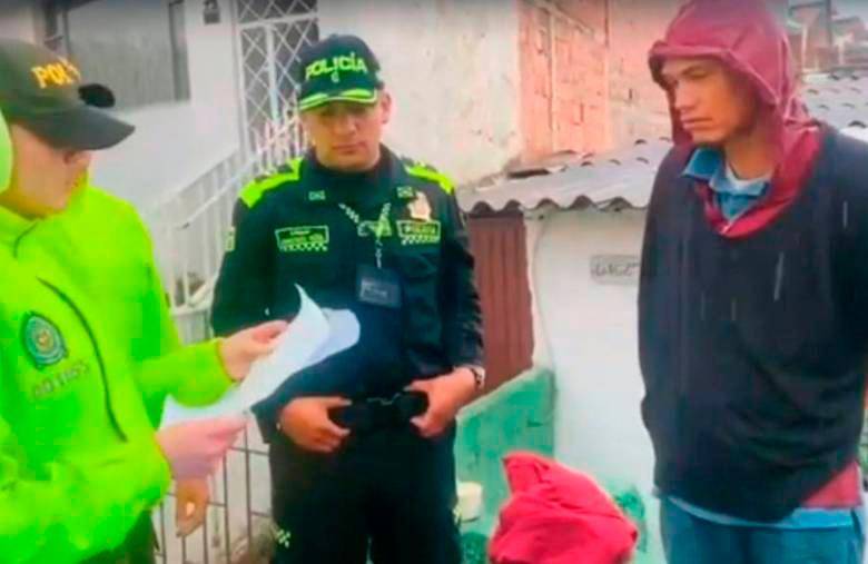 Momento de la captura, en agosto, de Carlos Andrés Serrano, joven que agredió físicamente a un policía en Chía. FOTO: Cortesía