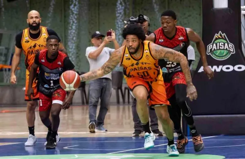 El estadounidense Marcus Weathers, en acción con Paisas en el coliseo Iván de Bedout, durante un partido de la fase regular. FOTO CAMILO SUÁREZ 