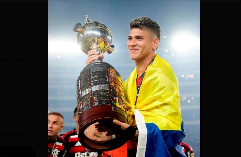El colombiano Jorge Carrascal, reciente campeón de Copa Libertadores con Flamengo, buscará otra final internacional con el equipo brasileño. FOTO: Tomada de X @Flamengo_es