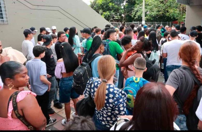 Desde las 3:00 de la tarde, este era el ambiente que se vivía a las afueras del estadio Cincuentenario, para el duelo entre Águilas y Pasto. FOTO MANUEL SALDARRIAGA 