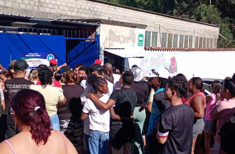 Los padres de los cerca de 1.000 estudiantes de la Institución Educativa Gabriel García Márquez, del barrio Villa Lilliam, de Medellín, se aglomeraron en la salida del colegio para corroborar que sus hijos se encontraran bien. FOTO: CORTESÍA