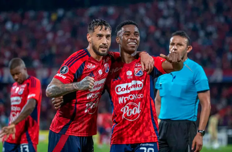 El polaco Francisco Fydriszewski junto a Jhon Montaño celebran el gol con el que el DIM venció a Cusco en el Atanasio Girardot. FOTO MANUEL SALDARRIAGA 