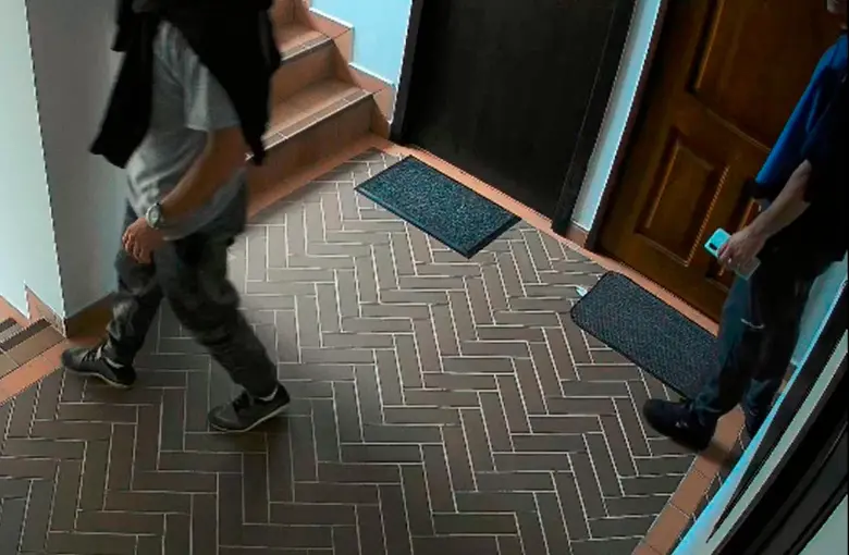 Este es el momento en el que los dos hombres empiezan a recorrer cada uno de los pisos de la edificación con el fin de encontrar la vivienda que pretenderían robar con la llave maestra que llevaban. FOTO: TOMADA DE VIDEO DE SEGURIDAD
