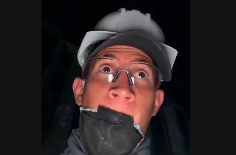 Este es el nadador Gustavo Sánchez ayudando con las labores de rescate de afectados por el terremoto que afectó a Cali, este lunes. FOTO CORTESÍA 