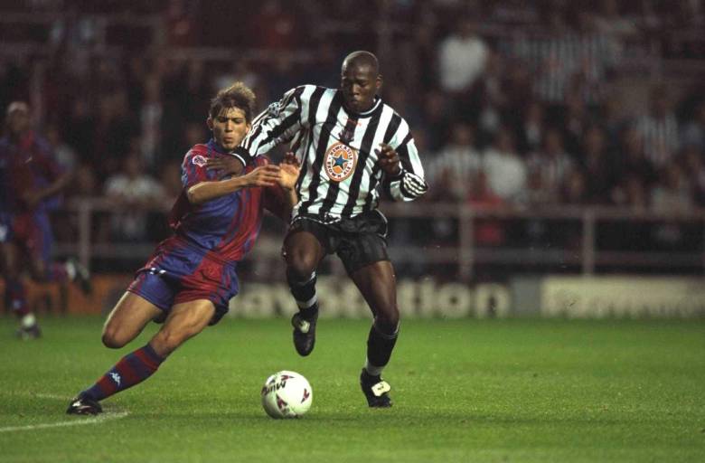 Este es una de las imágenes que quedaron para el recuerdo de esa noche, hace 29 años, cuando Faustino Asprilla, marcó triplete para el Newcastle ante Barcelona. FOTO GETTY 
