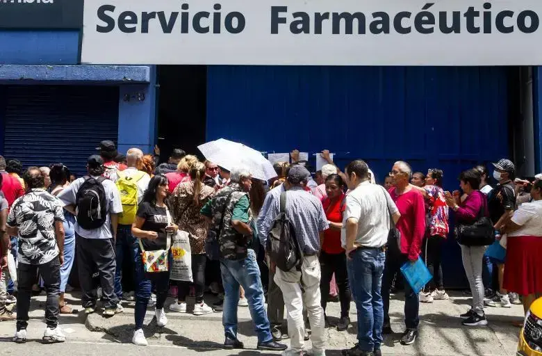 Filas, incertidumbre y tratamientos interrumpidos: el escenario que Defensoría evalúa tras las denuncias de usuarios de la Nueva EPS. FOTO: JULIO HERRERA.