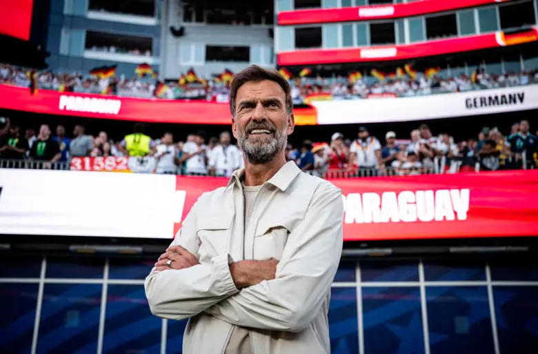 El técnico Jürgen Klopp fue anunciado como nuevo seleccionador de Alemania. El reto es grande ya que los teutones no son protagonistas de la Copa Mundo desde hace varias ediciones, en Rusia y Catar no estuvieron y en Norteamérica los eliminaron en 16avos. FOTO @FIFA