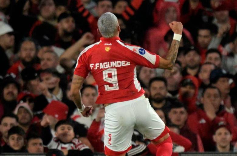 Franco Fagúndez celebra el tanto con el que Santa Fe igualó el duelo 1-1 y por ello, la definición de la clasificación se tuvo que dar desde el punto penal, en el que ganó 7-8. FOTO TOMADA X@Sudamericana