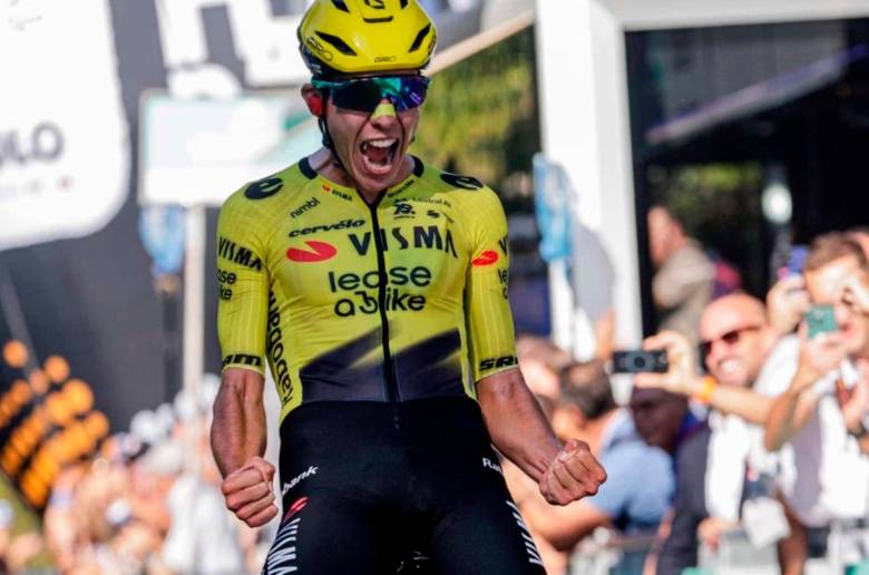 El ciclista Davide Piganzoli del Visma-Lease a bike, celebra su triunfo en el Giro de Emilia que sirvió de carrera de despedida para Nairo Quintana. FOTO TOMADA X@WielerFlits