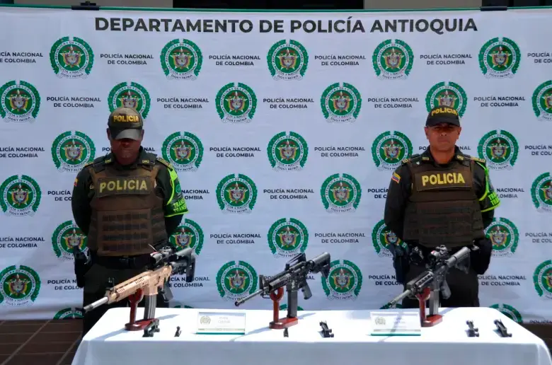 Las armas encontradas en la camioneta hace unos días en la vía Snta Fe-Medellín. FOTO Cortesía Policía Antioquia