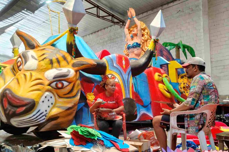 Familias han heredado su amor por el arte de las carrozas y por ello en la ciudad hay varios talleres de maestros que en madera y otros materiales hacen estas obras de arte. FOTO LUZ ÉLIDA MOLINA MARÍN 