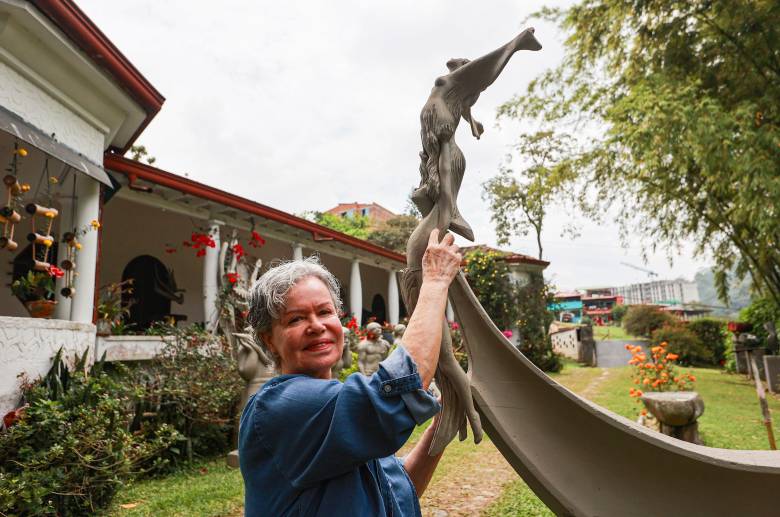 María Elena Quintero custodia gran parte de la obra de su esposo, el maestro Arenas. Cree que la escultura La familia debe ser expuesta. FOTO Manuel Saldarriaga