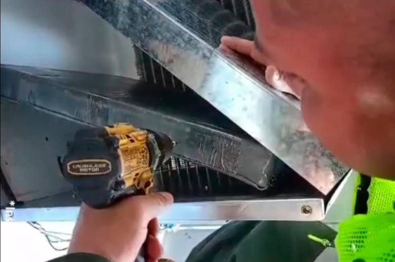 Aquí se observa uno de los compartimentos secretos destapado, en un ventilador industrial fabricado por la banda. FOTO: CORTESÍA DE LA FISCALÍA.