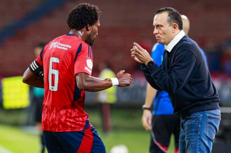 El técnico Alejandro Restrepo entregando indicaciones a Didier Moreno, en un juego en el Atanasio Girardot. FOTO MANUEL SALDARRIAGA 