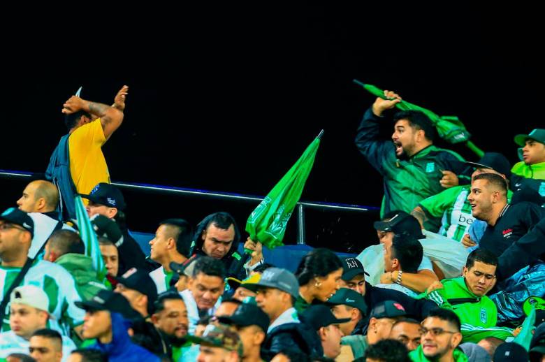 Algunos aficionados fueron grabados por las cámaras de seguridad del estadio portando armas cortopunzantes, con las que lesionaron a seguidores del equipo rival. FOTO EC