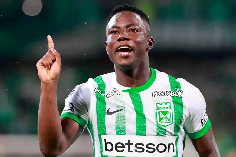 Marino Hinestroza, jugador de Atlético Nacional que le cumplió el sueño a una pequeña hincha en el Atanasio Girardot. FOTO MANUEL SALDARRIAGA