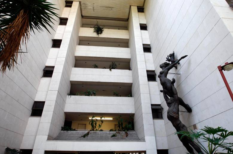 La obra estuvo expuesta desde 1986 en la entrada del Mónaco, edificio que fue demolido en 2019. FOTO Archivo EL COLOMBIANO
