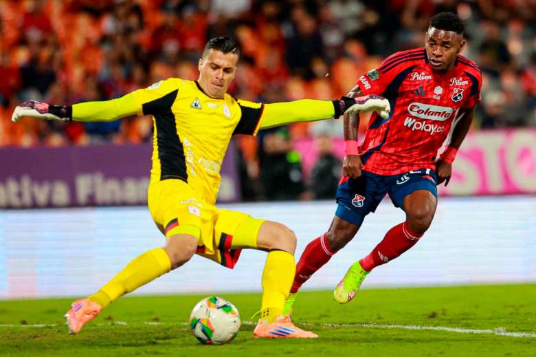 El arquero Jorge Soto de América fue héroe y villano en el duelo ante Atlético Nacional: salvó varias acciones, pero el primer gol nació tras un error suyo. FOTO MANUEL SALDARRIAGA