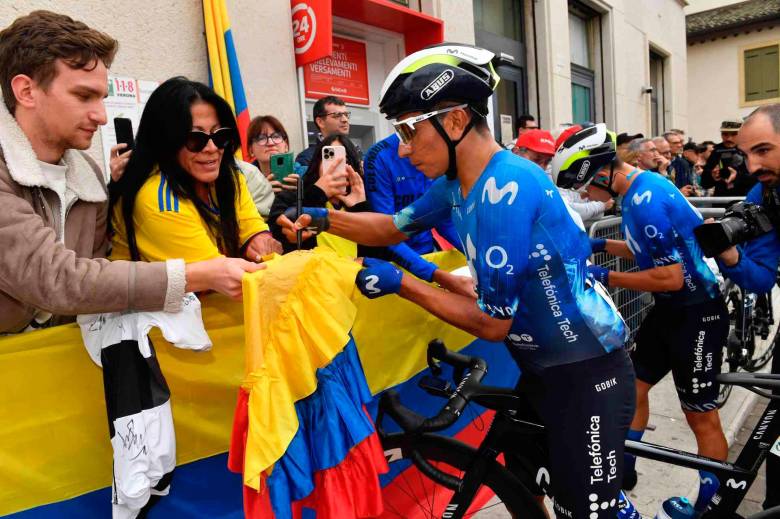 El Team Movistar mostró en sociedad el equipo femenino y masculino que tendrá en acción por el mundo en 2025. Nairo Quintana lidera el grupo de los colombianos. FOTO @Movistar_Team