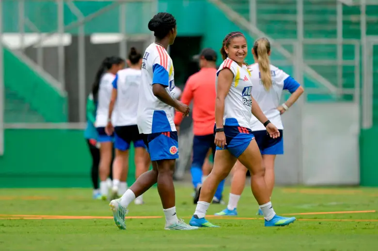 Linda Caicedo y Leicy Santos durante el último entrenamiento en Cali, antes del duelo de este viernes, por la penúltima fecha de la Liga de Naciones Femenina, en el Pascual Guerrero. FOTO FCF