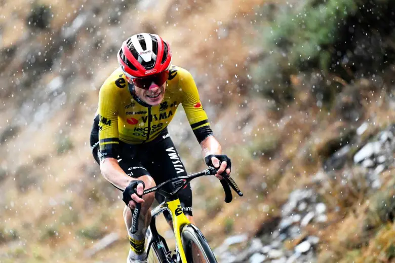 Este es el momento en el que Jonas Vingegaard cruza la meta como ganador de la quinta etapa de la Vuelta a Cataluña. FOTO: Getty