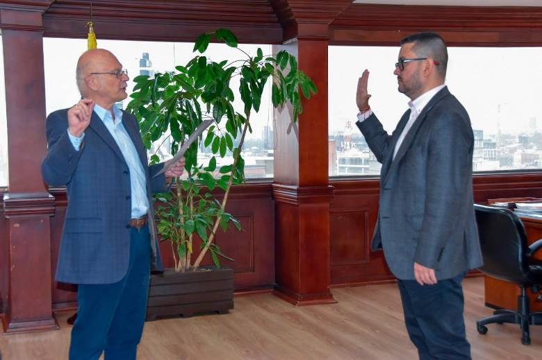 A la derecha, el exdiputado Andrés Mesa en su posesión como jefe jurídico del Invima. FOTO Imágenes tomadas de redes sociales