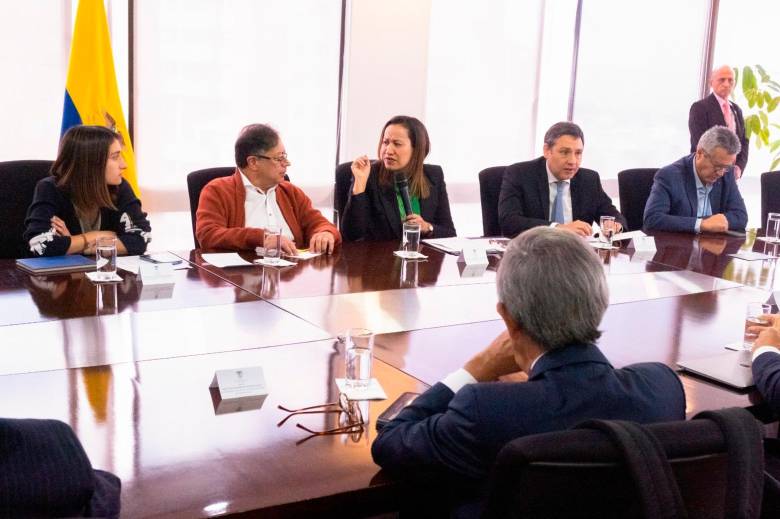 El presidente Gustavo Petro y la ministra de Salud, Carolina Corcho se reunieron este martes con la Nueva EPS. FOTO CORTESÍA 