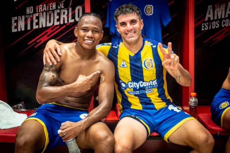 El colombiano Jáminton Campaz celebrando en el camerino, la victoria como visitantes 1-2 ante Newell’s. FOTO TOMADA @RosarioCentral