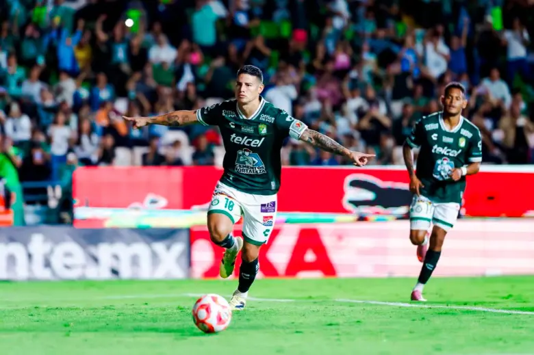 El colombiano James Rodríguez celebra el tanto que marcó con Club León, de penal, en el empate 2-2 ante Mazatlán. FOTO TOMADA X @clubleonfc