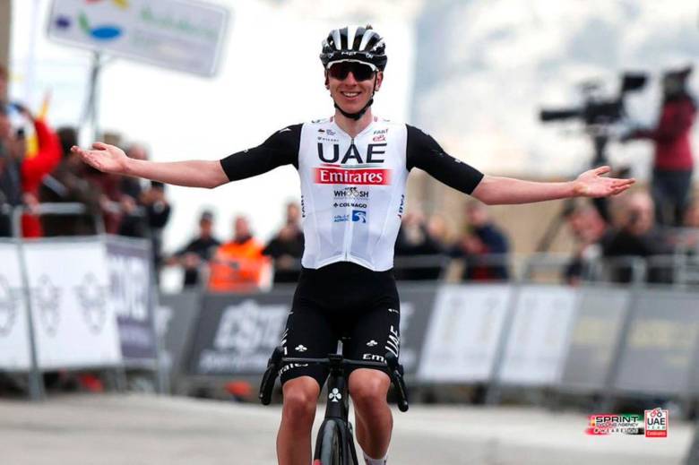 Tadej Pogačar del UAE Emirates, cruza la meta en la Liège-Bastogne-Liège en el primer lugar. FOTO TOMADA @TamauPogi