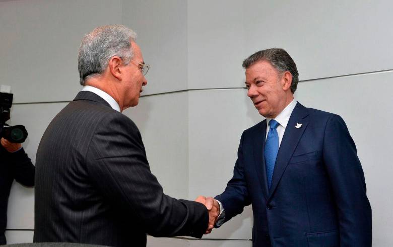 El presidente Juan Manuel Santos recibiendo en la Casa de Nariño a Álvaro Uribe, uno de los líderes del No, tras el plebiscito por la paz. Foto: Colprensa.