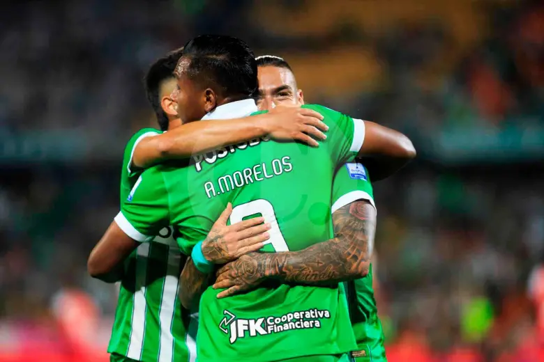 Alfredo Morelos y Cristian Arango celebran en la victoria de Atlético Nacional sobre Alianza en el Atanasio Girardot. FOTO: CAMILO SUÁREZ