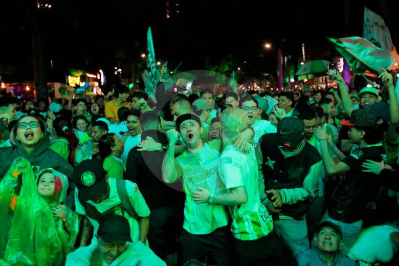 Los hinchas de Atlético Nacional se han ubicado en varios sectores de la ciudad para observar el duelo por la final. FOTO ESNEYDER GUTIÉRREZ 