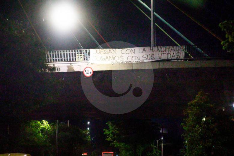 Este es el mensaje dejado en el puente de la 4 Sur para el ejecutivo verdolaga. FOTO: Esneyder Gutiérrez. 