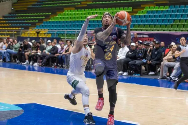 Jared Ruiz (uniforme oscuro), quien en la pasada temporada de la Basketball Champions League Americas (BCL), jugó con el Real Estelí de Nicaragua, es uno de los refuerzos de Paisas para la presente edición del torneo internacional. FOTO: EL COLOMBIANO 