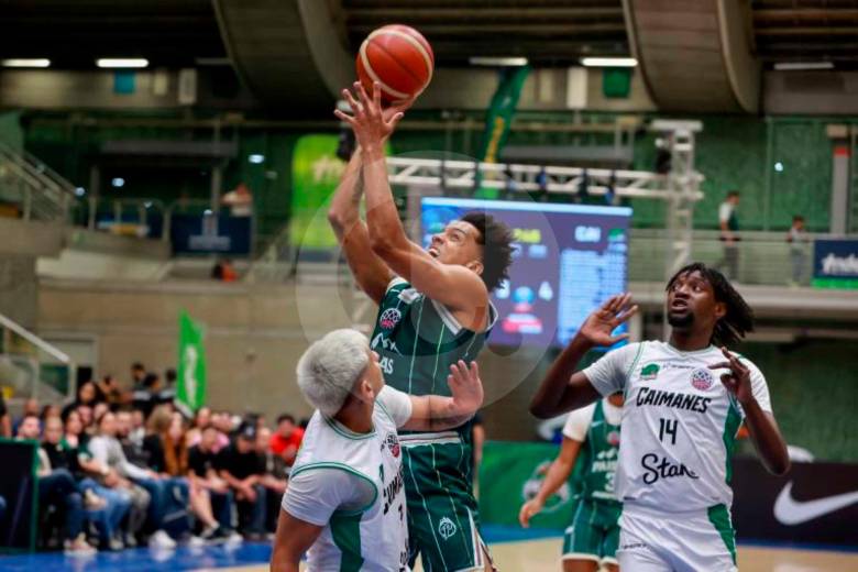 El colombiano Luis Almanza ha sido el mejor de Paisas en el arranque de la Champions en los dos duelos que ha disputado el equipo de Daniel Seoane. FOTO MANUEL SALDARRIAGA 