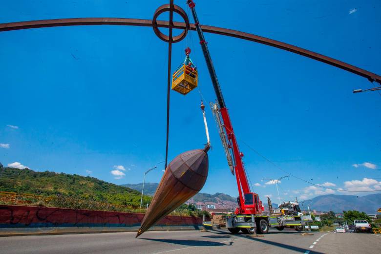 La desmontada de la plomada inició hacia las 11:00 a.m. de este domingo. FOTO ESNEYDER GUTIÉRREZ