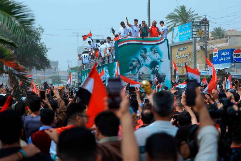 Así fueron recibidos los jugadores y el cuerpo técnico de Iraq tras la clasificación al Mundial, los aficionados colmaron las calles para aclamarlos. FOTO TOMADA @IraqNT_EN