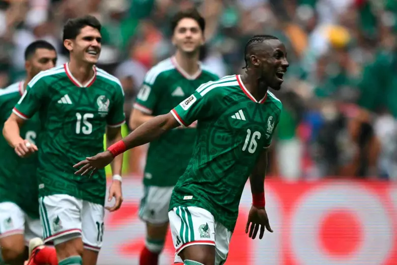 El colombiano Julián Quiñones, quien juega para México y marcó el primer gol del Mundial de Norteamérica, es una de las cartas fuertes de los anfitriones. FOTO AFP