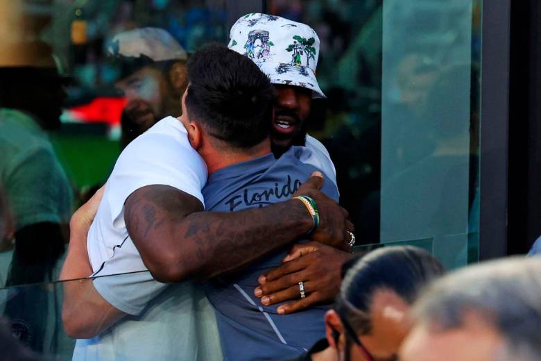 Antes del inicio del partido LeBron James jugador de la NBA saludó a Lionel Messi quien ingresó al camerino para prepararse para el juego. FOTO GETTY