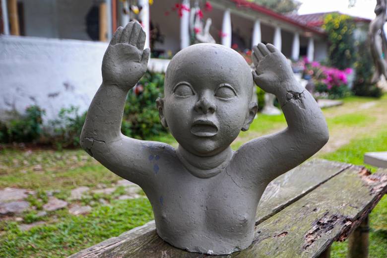 El busto del niño es el único molde de yeso que queda del tamaño original de La familia. FOTO Manuel Saldarriaga