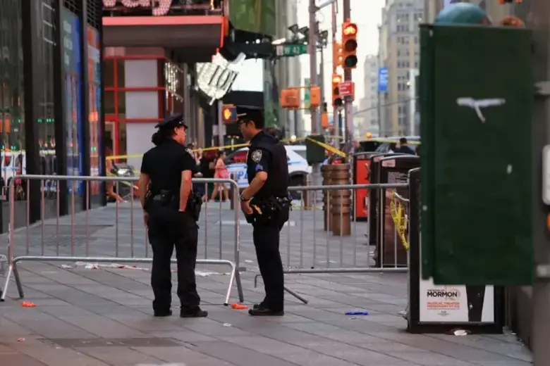 Miembros del Departamento de Policía de Nueva York (NYPD) en el lugar del tiroteo en el Times Square, Nueva York, Estados Unidos. 31 de agosto de 2026. REUTERS/Brendan McDermid