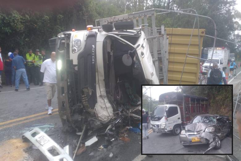 Así quedaron los vehículos involucrados en el accidente en Caldas. FOTO: Cortesía Denuncias Antioquia.