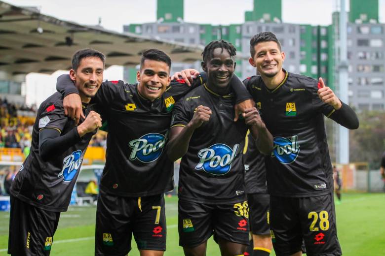 Los jugadores del Bucaramanga celebran la victoria que los deja con 35 puntos, segundos en la tabla de posiciones que lidera el Tolima con 38. FOTO COLPRENSA