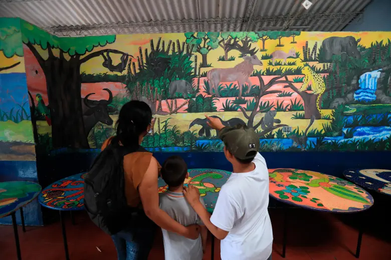 Mateo y su hermanito son llevados todos los días a la fundación por su madre para que los cuiden y atiendan mientras ella trabaja. FOTO Esneyder Gutiérrez