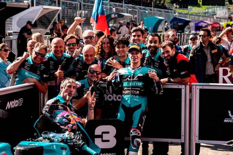 David Alonso celebra con su equipo el tercer lugar alcanzado en el Gran Premio de Austria, en el que descontó posiciones para confirmar su lugar en el podio. FOTO CORTESÍA ASPAR TEAM 