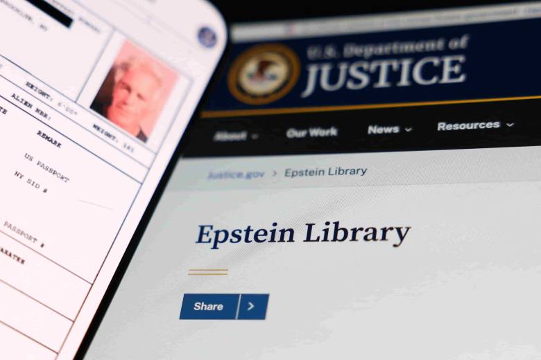 Ilustración muestra documentos del caso Epstein en la web del Departamento de Justicia, visualizados en un celular y un portátil. FOTO: AFP.